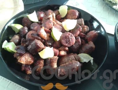 Η συνταγή της ημέρας: Τηγανιά με λουκάνικα, μπριζόλα χοιρινή και λάιμ